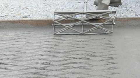 Bouchardage en losange. L’impression se fait à l’aide d’un rouleau, par des mouvements de va-et-vient, sur un béton taloché ni trop frais ni trop sec pour des rainures bien marquées.